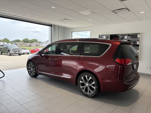 Used 2017 Chrysler Pacifica Limited image 3