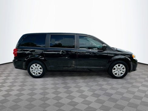 Used 2018 Dodge Grand Caravan SE w/ UConnect Hands-Free Group image 9