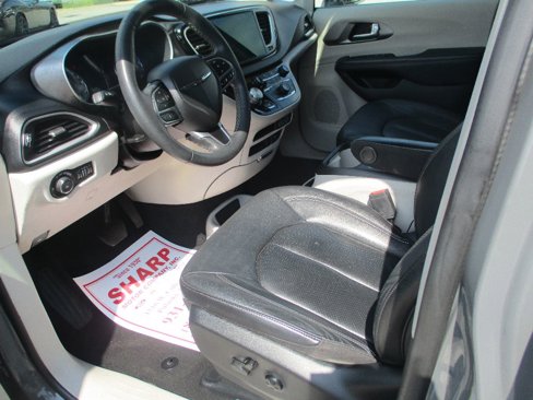 Used 2022 Chrysler Pacifica Touring-L image 4