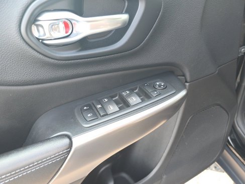 Used 2019 Jeep Cherokee Latitude Plus w/ Comfort/Convenience Group image 11