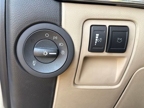 Used 2010 Lincoln MKZ image 8