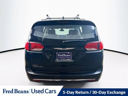 Used 2017 Chrysler Pacifica Touring-L image 7