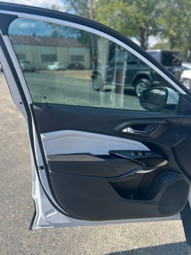 Used 2025 Chevrolet Trax LT w/ Sunroof Package image 11
