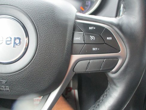 Used 2021 Jeep Grand Cherokee Laredo X image 12