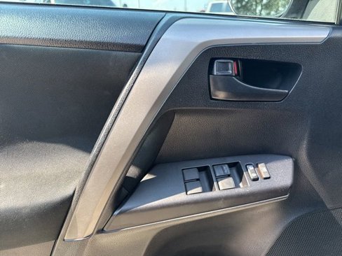 Used 2018 Toyota RAV4 LE image 25