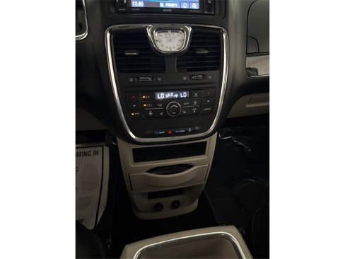 Used 2015 Chrysler Town & Country Touring-L image 28