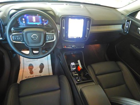 Used 2025 Volvo XC40 B5 Plus image 2