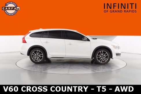 Used 2016 Volvo V60 T5 Cross Country w/ Climate Package image 2