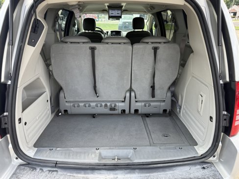 Used 2010 Chrysler Town & Country Touring image 33