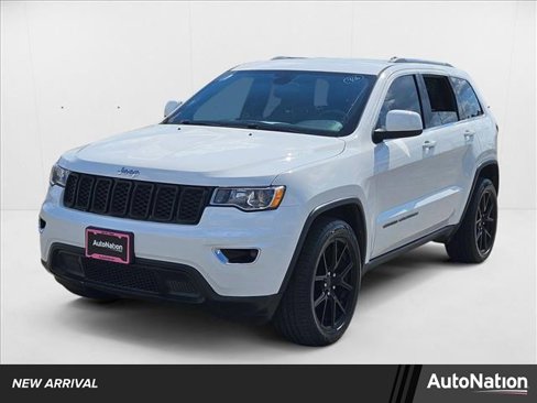 Used 2020 Jeep Grand Cherokee Laredo image 1