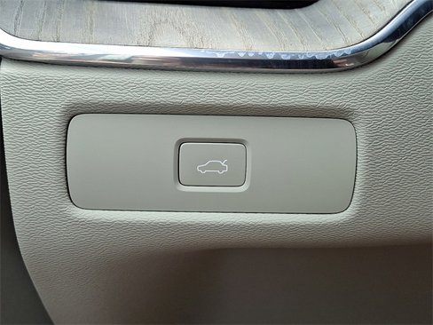Used 2023 Volvo XC60 B5 Plus image 24