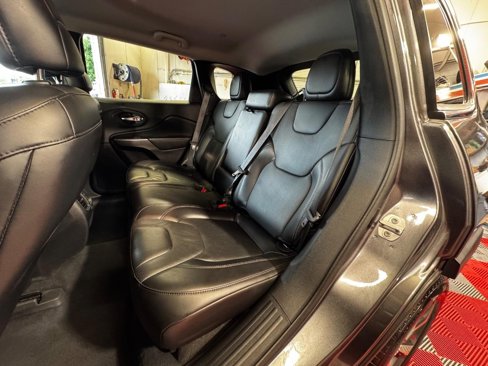 Used 2019 Jeep Cherokee Limited image 13
