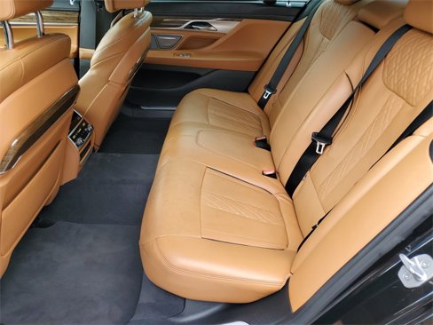 Used 2016 BMW 740i image 11