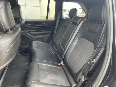 Used 2024 Jeep Grand Cherokee Altitude image 11