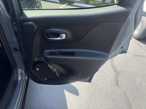 Used 2018 Jeep Renegade Altitude w/ UConnect 8.4 Nav Group image 18