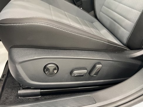Used 2025 Volkswagen Jetta SE image 9