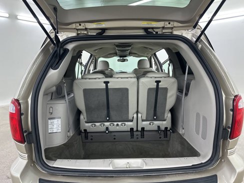 Used 2005 Chrysler Town & Country Limited image 22