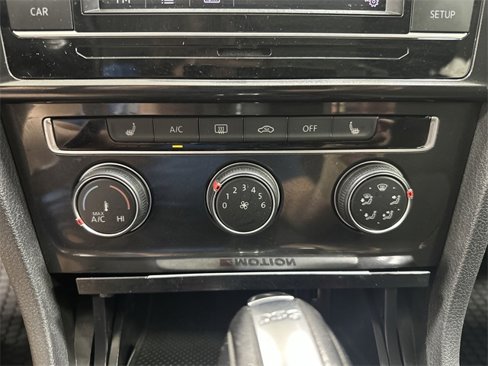 Used 2018 Volkswagen Golf S image 32