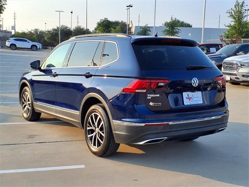 Used 2021 Volkswagen Tiguan SE w/ Panoramic Sunroof Package image 2