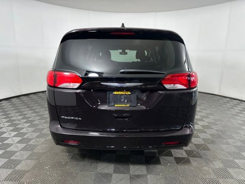 Used 2017 Chrysler Pacifica Touring image 4