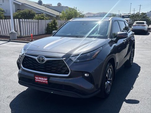 Certified 2022 Toyota Highlander XLE image 1