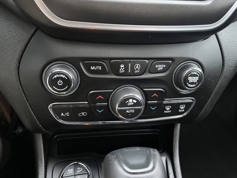 Used 2021 Jeep Cherokee Trailhawk w/ Sun, Sound & Nav Group image 28
