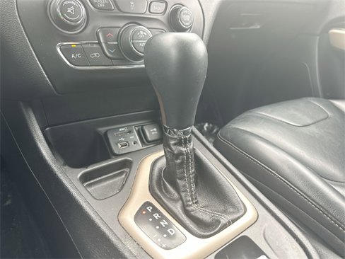 Used 2017 Jeep Cherokee Limited image 42