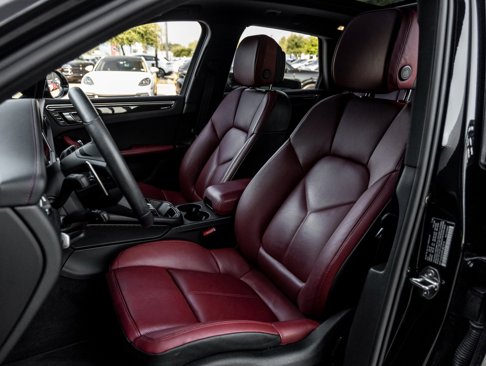 Certified 2023 Porsche Macan image 5