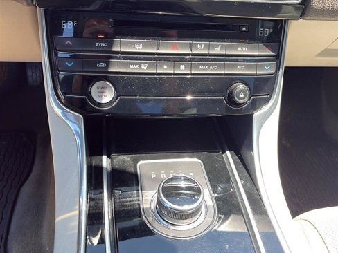 Used 2017 Jaguar XE Prestige image 21