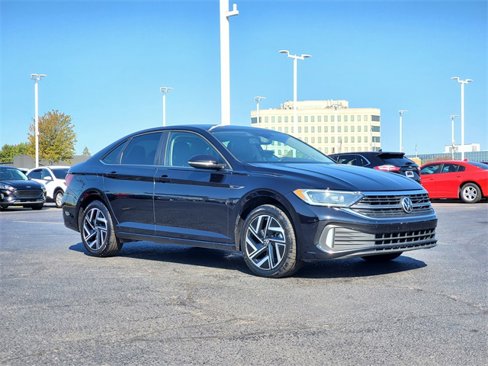 Used 2022 Volkswagen Jetta SEL image 2