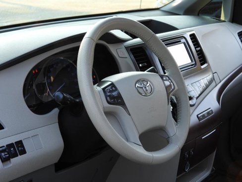 Used 2014 Toyota Sienna XLE image 39