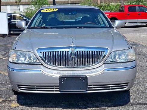 Used 2009 Lincoln Town Car Signature Limited image 2