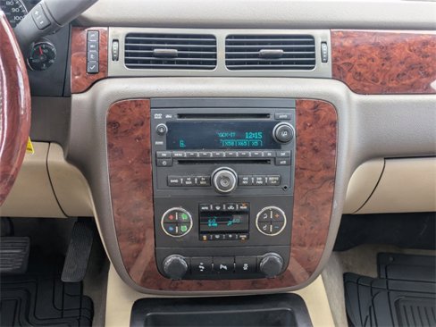 Used 2014 Chevrolet Suburban LT image 19