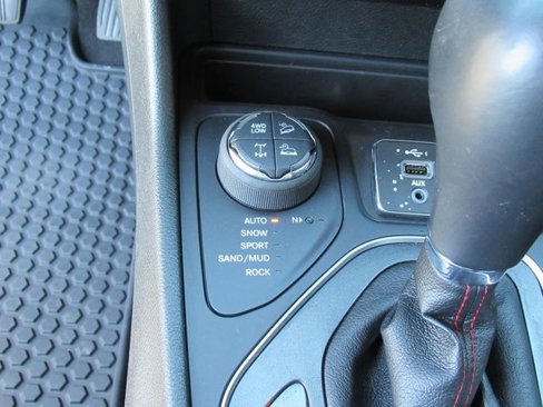 Used 2022 Jeep Cherokee Trailhawk w/ Premium Leather Package image 25