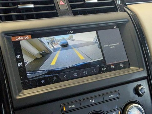 Used 2019 Land Rover Discovery SE image 13