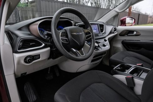 Used 2018 Chrysler Pacifica Touring Plus w/ Tire & Wheel Group image 3