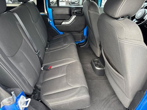 Used 2015 Jeep Wrangler Unlimited Rubicon w/ Connectivity Group image 16