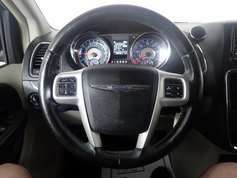 Used 2016 Chrysler Town & Country Touring image 23