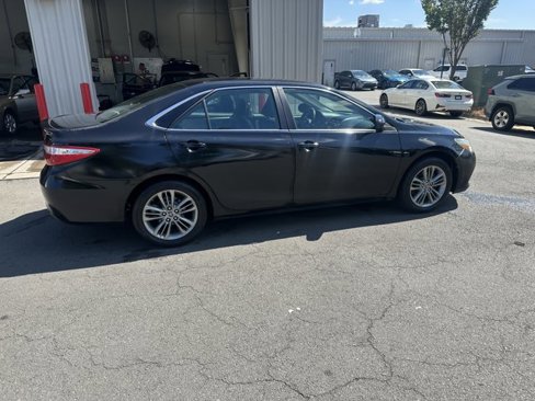 Used 2016 Toyota Camry SE image 4