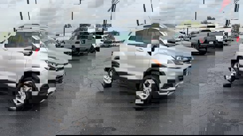 Used 2022 Chevrolet Trax LT w/ LT Convenience Package image 2