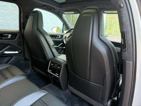 Used 2021 Porsche Cayenne Turbo S image 32