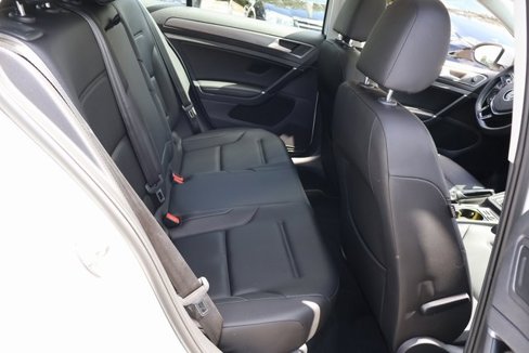 Used 2018 Volkswagen Golf SE image 14