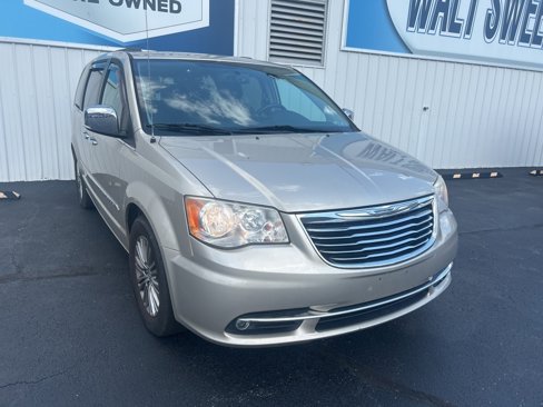 Used 2014 Chrysler Town & Country Touring-L w/ Driver Convenience Group image 2