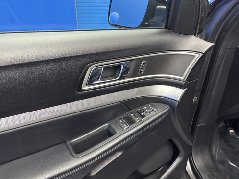 Used 2017 Ford Explorer XLT w/ Equipment Group 202A image 10