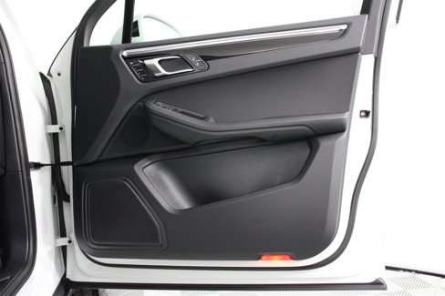 Certified 2025 Porsche Macan image 23
