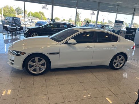 Used 2017 Jaguar XE Premium image 13