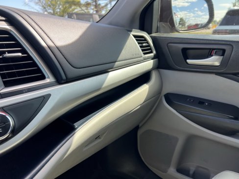 Used 2017 Toyota Highlander SE image 18