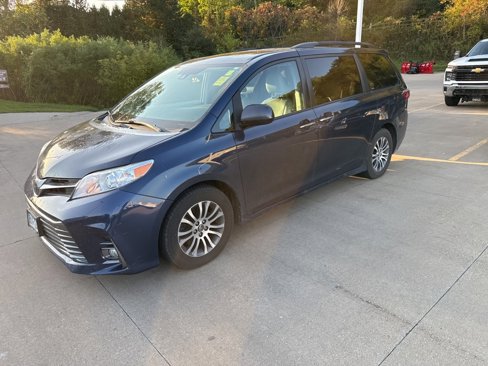 Used 2019 Toyota Sienna XLE image 16