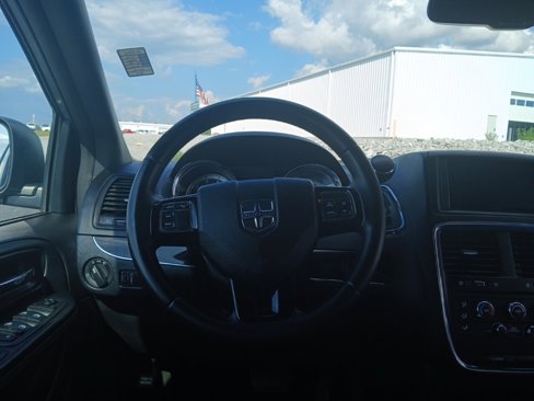 Used 2016 Dodge Grand Caravan SE image 2