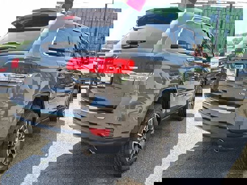 Used 2018 Jeep Grand Cherokee Limited image 4